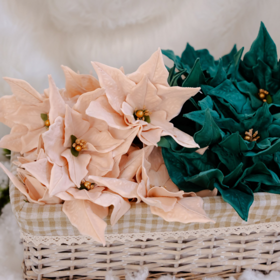 Crăciuniță lucrată manual din catifea – Eleganță pentru brad!