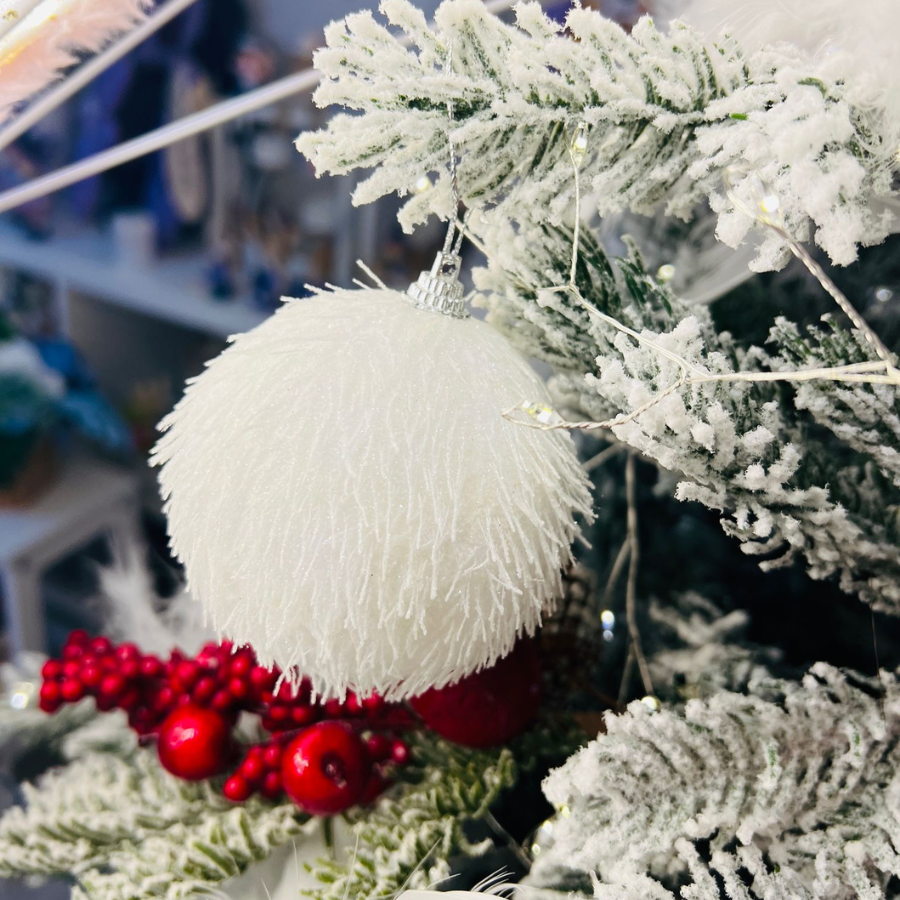 Glob pufos alb pentru brad | Ornament elegant de Crăciun