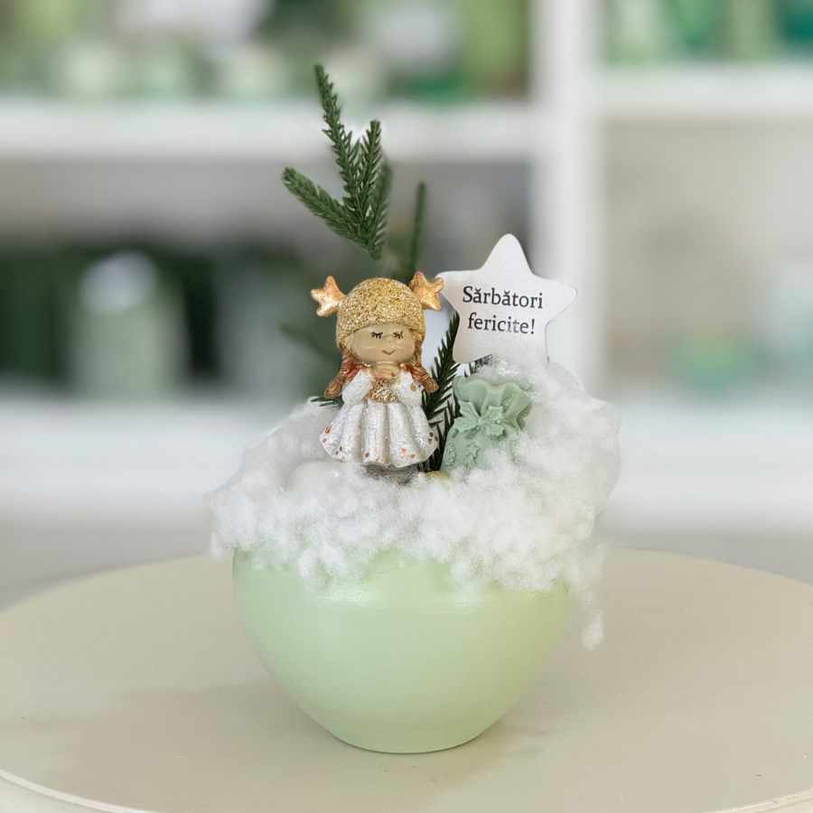 Aranjament de Crăciun cu Îngeraș – Vas Verde & Decor de Iarnă
