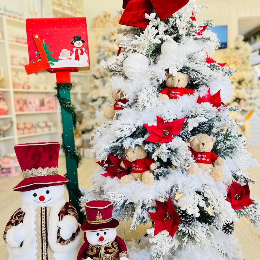 Crăciuniță lucrată manual din catifea – Eleganță pentru brad!