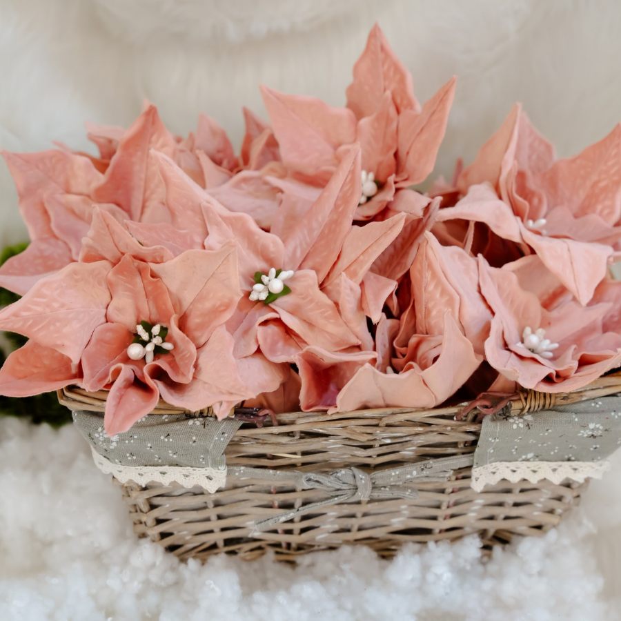 Crăciuniță lucrată manual din catifea – Eleganță pentru brad!