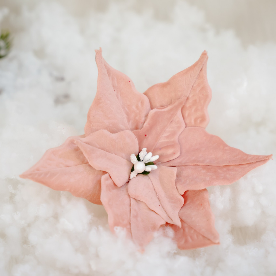 Crăciuniță lucrată manual din catifea – Eleganță pentru brad!