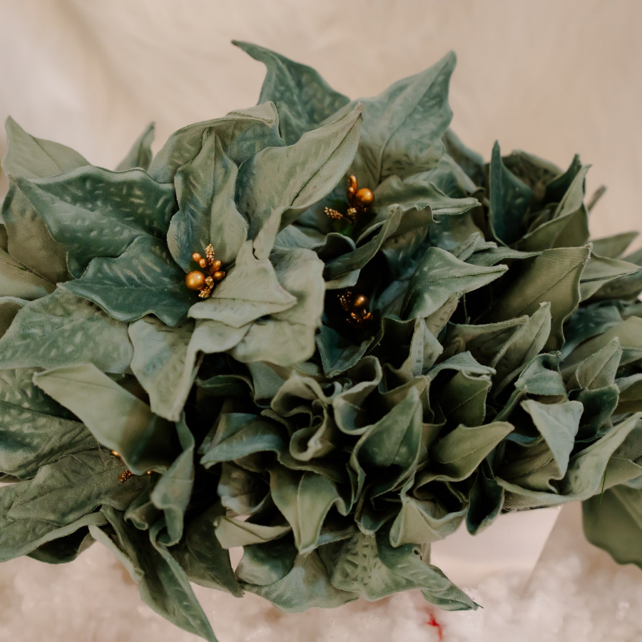 Crăciuniță lucrată manual din catifea – Eleganță pentru brad!