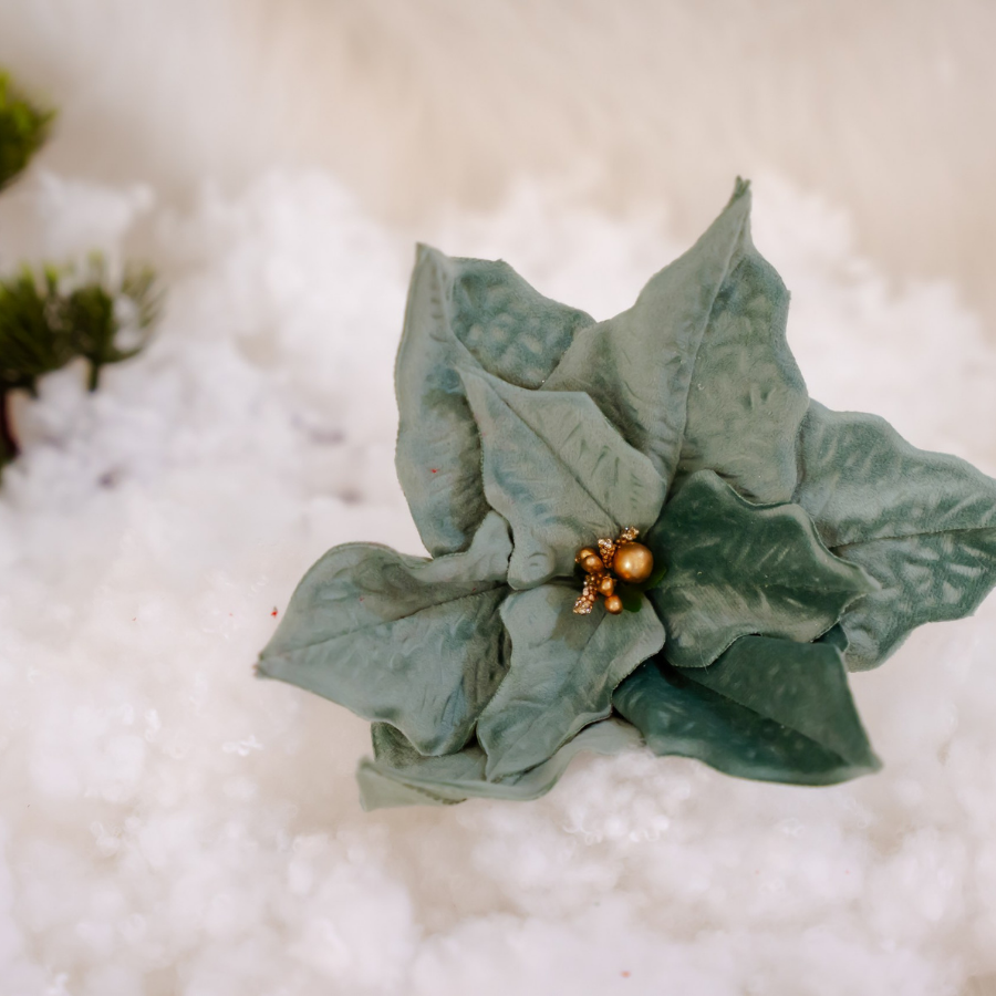 Crăciuniță lucrată manual din catifea – Eleganță pentru brad!