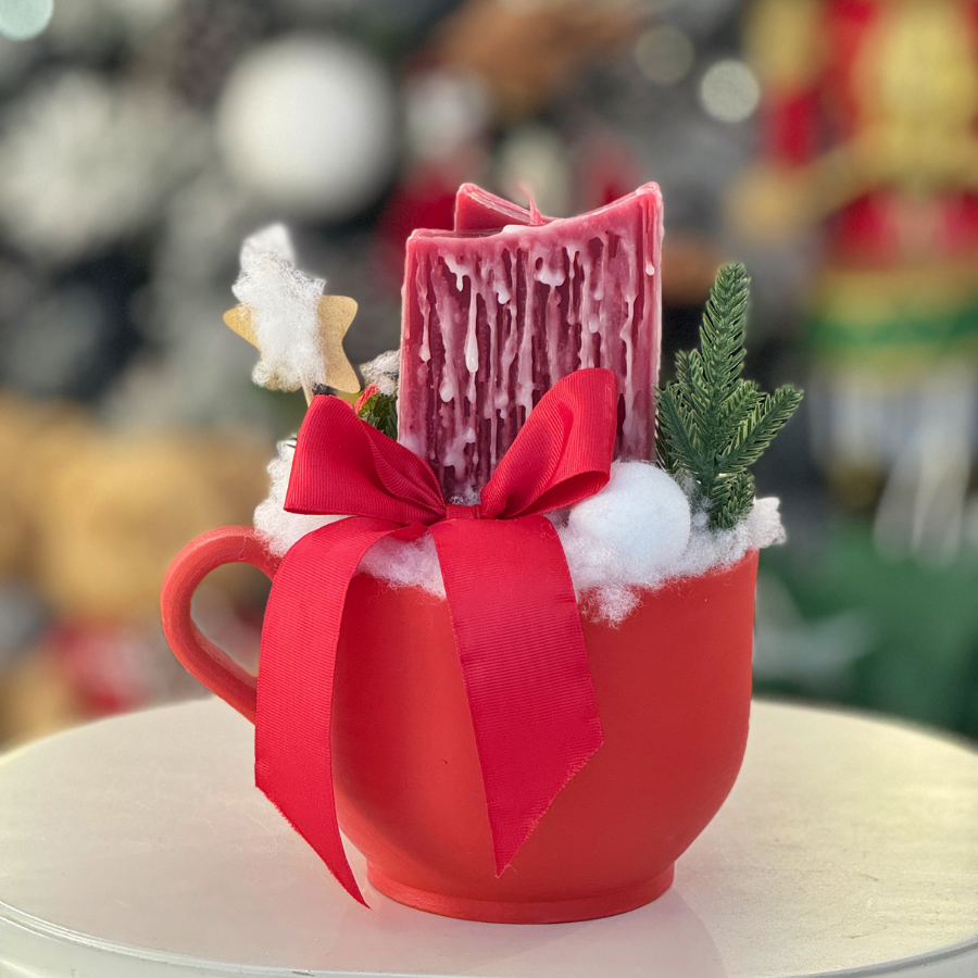 Aranjament Handmade de Crăciun în Cană Roșie cu Lumânare