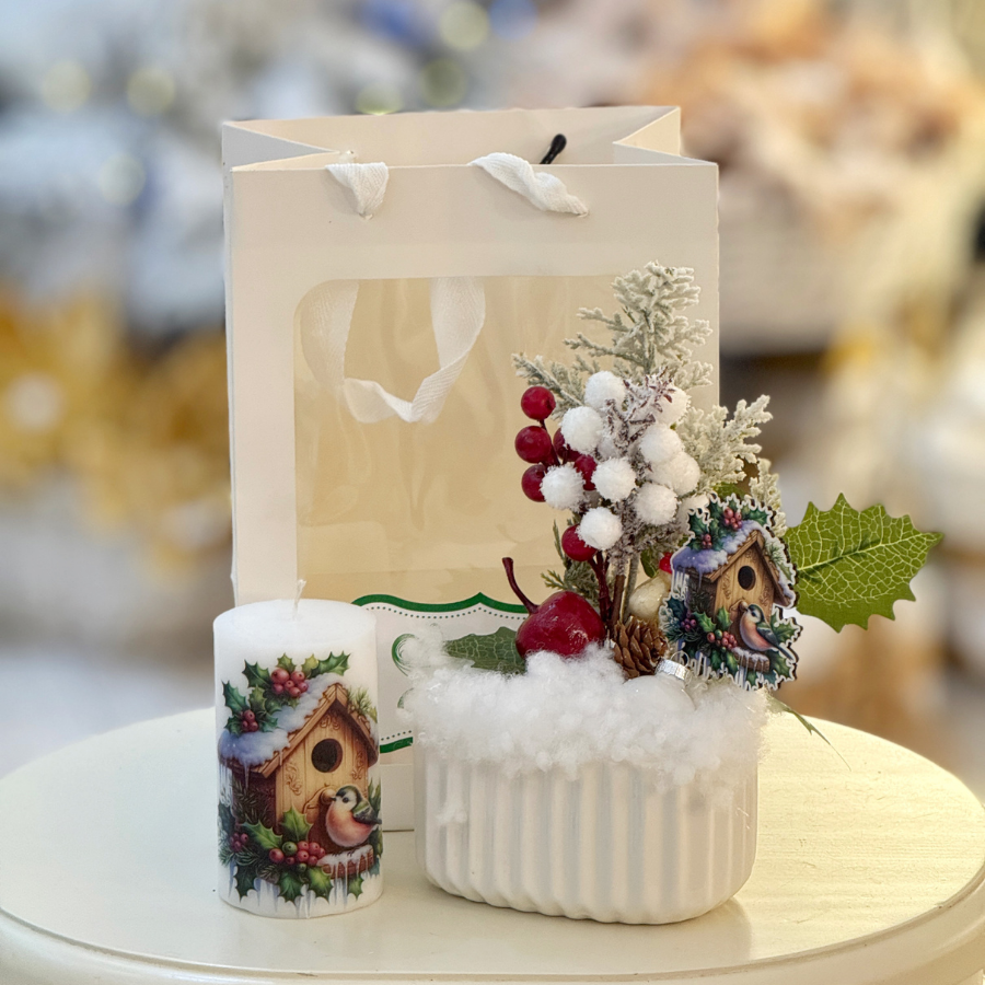 Set Cadou de Crăciun cu Aranjament în Ceramică Albă și Lumânare