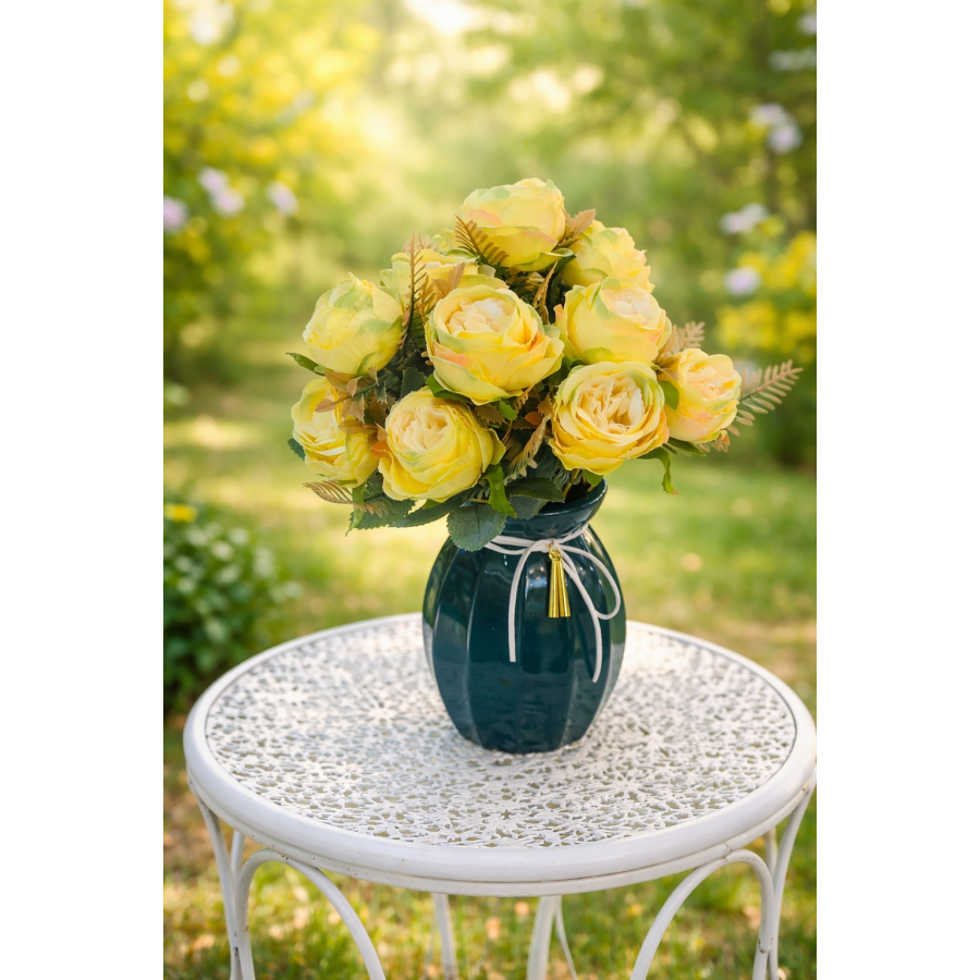 Idee de cadou 1-8 Martie – Vaza din ceramica cu trandafiri galbeni