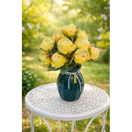 Vază din ceramică cu trandafiri galbeni - Eleganță care durează!