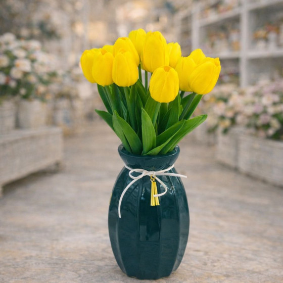 Aranjament cu lalele galbene in vaza ceramica – RAFINAMENT ATEMPORAL