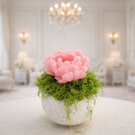 Aranjament cu floare bujor din sapun in vas din ceramica lucrat manual