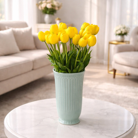 Vază din ceramică verde cu lalele galbene – Eleganță luminoasă