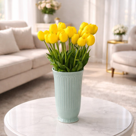 Vază cu lalele galbene – Lumină caldă care transformă spațiul