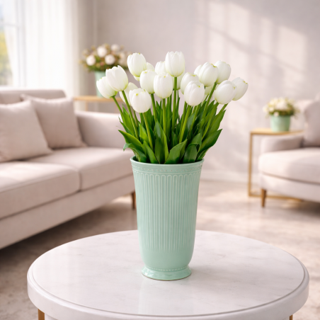 Vază cu lalele albe – Lumină caldă care transformă spațiul!