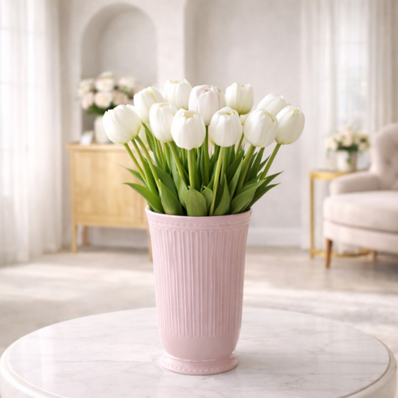 Vază cu lalele albe – Lumină caldă care transformă spațiul