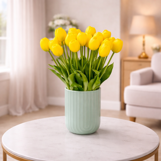 Vază din ceramică verde cu lalele galbene – Eleganță luminoasă