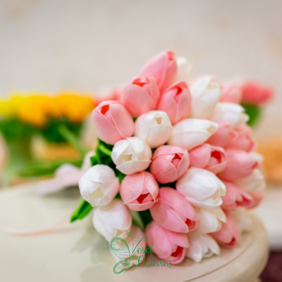 Buchetul Vesel de Lalele din Silicon – Frumusețe Durabilă și Eleganță