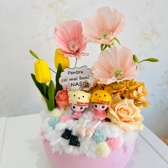 Aranjament Floral Vesel Fluturaș cu Maci Roz pentru nașă