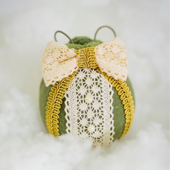 Glob lucrat manual verde cu fundiță și dantelă crem - Ornament elegant