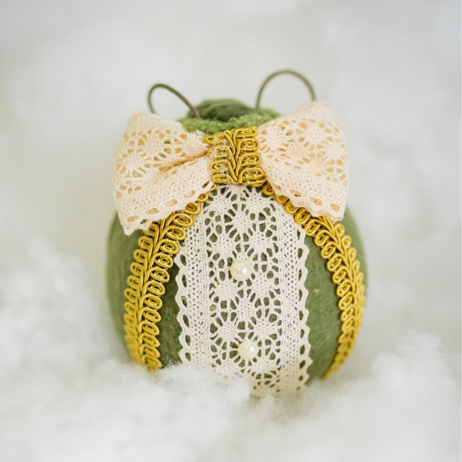 Glob lucrat manual verde cu fundiță și dantelă crem - Ornament elegant Glob lucrat manual verde cu fundiță și dantelă crem - Ornament elegant